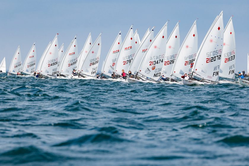 plusieurs bateaux en régate