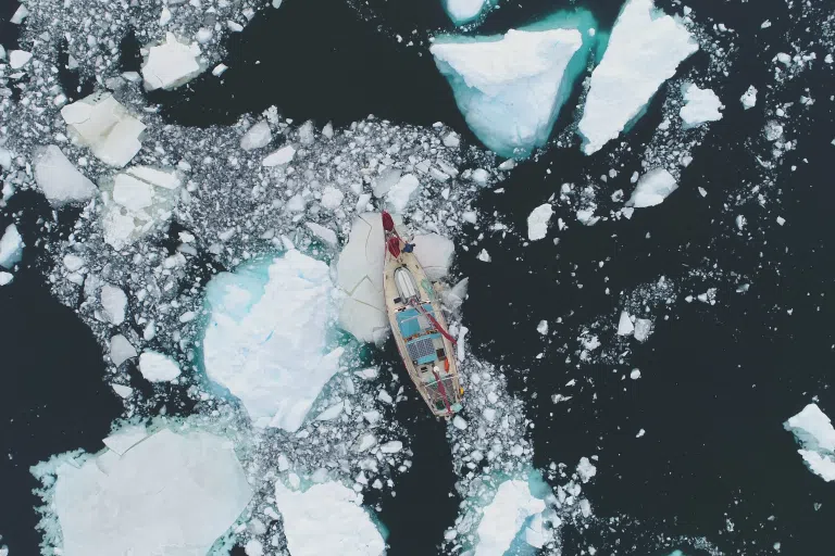 yacht en exploration dans les glaciers