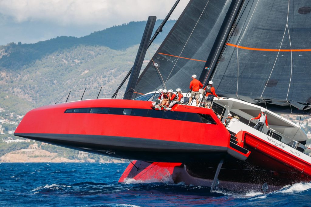 Highland Fling 18 remporte la Multihull Cup 2024 après une finale très serrée 8 bateau rouge
