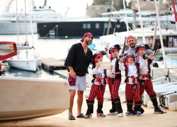 les enfants malades au yacht club de monaco déguisé en pirates