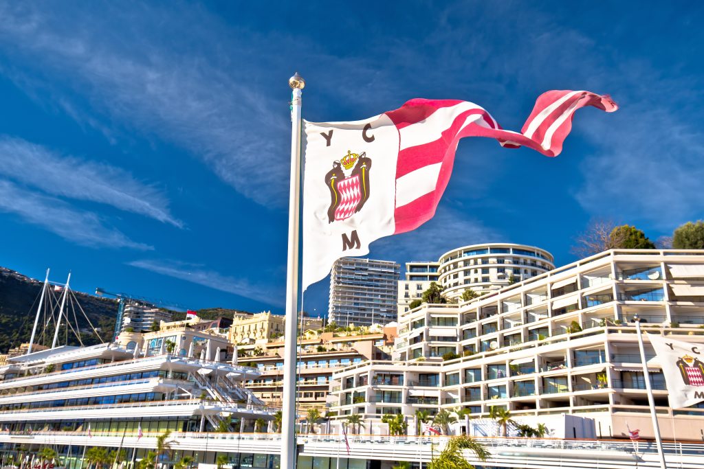 Le Yacht Club de Monaco : un des plus grands clubs nautiques au monde 4 yacht club de monaco pavillon