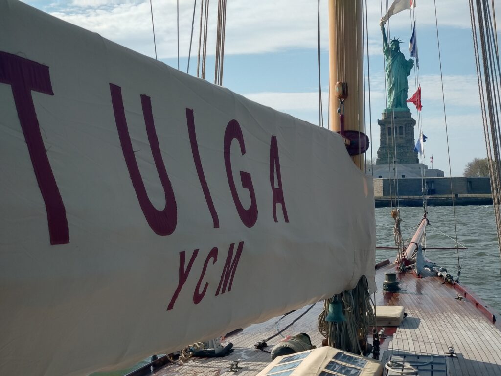 Après plusieurs semaines de traversée en cargo de l'Atlantique, Viola (1908) a atteint les États-Unis. Le côtre aurique de Kostia Belkin, membre du Yacht Club de Monaco, est arrivé vendredi 12 juin dans le port de New York. Remis à l'eau puis remâté à Liberty Landing Marina, il rejoindra dans quelques jours Tuiga (1909), vaisseau amiral du Y.C.M. Pour les amoureux de patrimoine maritime naviguant, l'image est forte : deux voiliers d’époque dessinés par William Fife III et construits par lui au début du XXe siècle et témoins vivants de l'âge d'or de la voile, réunis dans l'un des ports les plus emblématiques du monde. « Notre petite Viola est très heureuse de retrouver sa grande sœur Tuiga après leurs longues traversées, pour représenter fièrement ensemble le Yacht Club de Monaco et rendre hommage aux 250 ans de nos amis américains », confie Kostia Belkin.