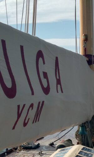 Après plusieurs semaines de traversée en cargo de l'Atlantique, Viola (1908) a atteint les États-Unis. Le côtre aurique de Kostia Belkin, membre du Yacht Club de Monaco, est arrivé vendredi 12 juin dans le port de New York. Remis à l'eau puis remâté à Liberty Landing Marina, il rejoindra dans quelques jours Tuiga (1909), vaisseau amiral du Y.C.M. Pour les amoureux de patrimoine maritime naviguant, l'image est forte : deux voiliers d’époque dessinés par William Fife III et construits par lui au début du XXe siècle et témoins vivants de l'âge d'or de la voile, réunis dans l'un des ports les plus emblématiques du monde. « Notre petite Viola est très heureuse de retrouver sa grande sœur Tuiga après leurs longues traversées, pour représenter fièrement ensemble le Yacht Club de Monaco et rendre hommage aux 250 ans de nos amis américains », confie Kostia Belkin.