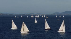 Les membres du Y.C.M. à l’honneur à la Porquerolle’s Classic. Pour sa 23e édition, l’un des plus grands rendez-vous méditerranéens dédiés aux bateaux classiques a réuni un plateau record de 65 unités dans la rade d’Hyères. Parmi elles, Encounter de Bart Weduwer décroche une belle 2e place en Classique Marconi R tandis que Lys de Patrick Boccard termine 8e en Classique Marconi A.