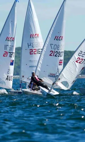 Jérémy Moutout se classe dans le top 40 de la Kieler Woche. Le régatier du Yacht Club de Monaco termine 38e sur 119 concurrents sur l'une des épreuves les plus relevées du circuit international. Le rendez-vous rassemblait les principales disciplines olympiques à l’image de l’ILCA 7, dériveur solitaire masculin. Face à des représentants de 51 nations, il a su rester au contact des meilleurs au terme d’une semaine de régates disputées dans des conditions météorologiques particulièrement légères.