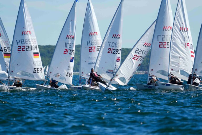 Jérémy Moutout se classe dans le top 40 de la Kieler Woche. Le régatier du Yacht Club de Monaco termine 38e sur 119 concurrents sur l'une des épreuves les plus relevées du circuit international. Le rendez-vous rassemblait les principales disciplines olympiques à l’image de l’ILCA 7, dériveur solitaire masculin. Face à des représentants de 51 nations, il a su rester au contact des meilleurs au terme d’une semaine de régates disputées dans des conditions météorologiques particulièrement légères.