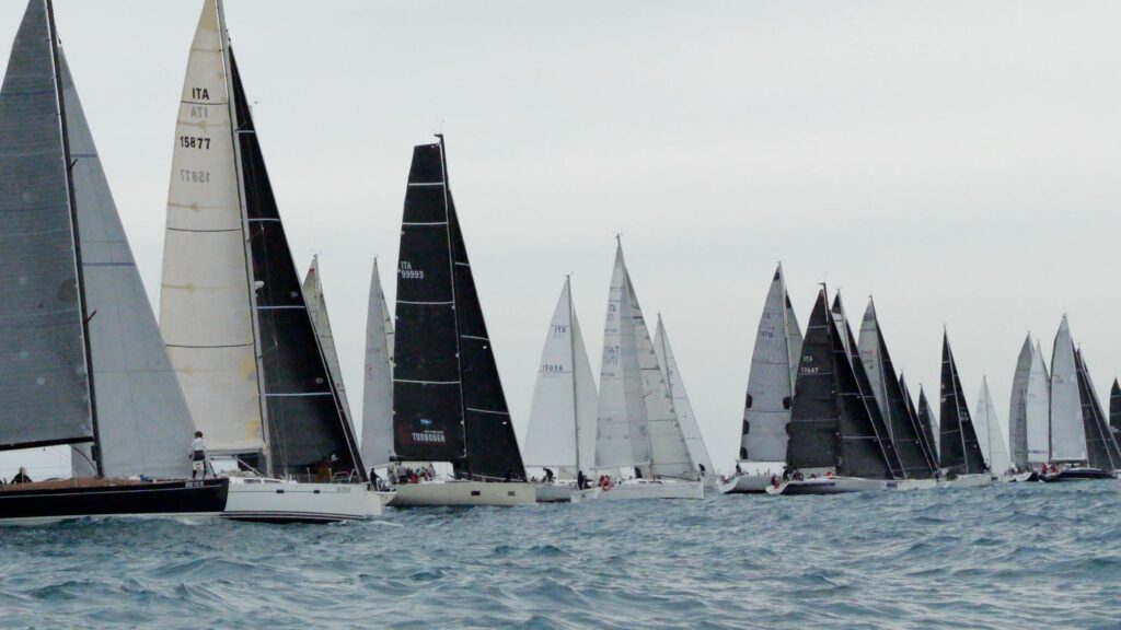 Comme chaque année, il a fallu compter sur la présence du Y.C.M. au Campionato Invernale West Liguria. Placée sous le signe de la Gorilla Gang Cup et du Trofeo Statari, cet événement automnal est devenu un passage incontournable pour de nombreux équipages de Méditerranée, rassemblant une flotte dense et passionnée autour des régates ligures. Parmi les bateaux engagés, Gorilla Gang XL d’Andrea Statari, et Blue Scorpion de Marco Vignetta, étaient au départ de l’épreuve.