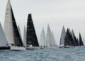 Comme chaque année, il a fallu compter sur la présence du Y.C.M. au Campionato Invernale West Liguria. Placée sous le signe de la Gorilla Gang Cup et du Trofeo Statari, cet événement automnal est devenu un passage incontournable pour de nombreux équipages de Méditerranée, rassemblant une flotte dense et passionnée autour des régates ligures. Parmi les bateaux engagés, Gorilla Gang XL d’Andrea Statari, et Blue Scorpion de Marco Vignetta, étaient au départ de l’épreuve.