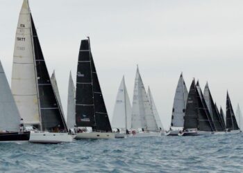Comme chaque année, il a fallu compter sur la présence du Y.C.M. au Campionato Invernale West Liguria. Placée sous le signe de la Gorilla Gang Cup et du Trofeo Statari, cet événement automnal est devenu un passage incontournable pour de nombreux équipages de Méditerranée, rassemblant une flotte dense et passionnée autour des régates ligures. Parmi les bateaux engagés, Gorilla Gang XL d’Andrea Statari, et Blue Scorpion de Marco Vignetta, étaient au départ de l’épreuve.