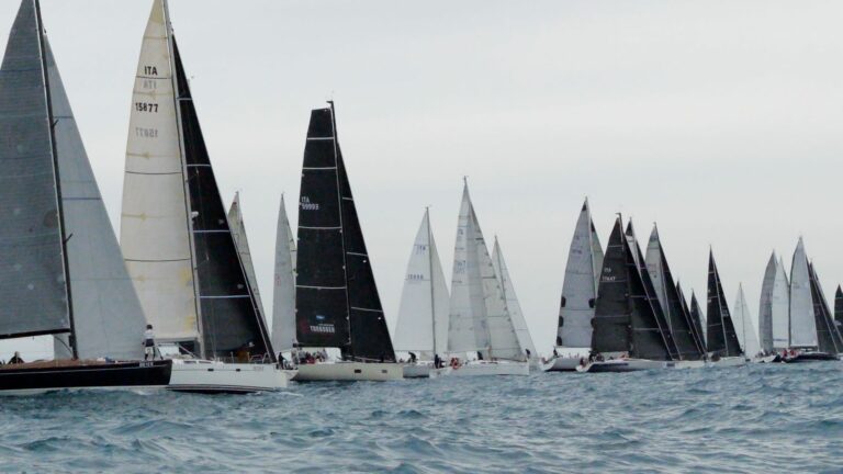 Comme chaque année, il a fallu compter sur la présence du Y.C.M. au Campionato Invernale West Liguria. Placée sous le signe de la Gorilla Gang Cup et du Trofeo Statari, cet événement automnal est devenu un passage incontournable pour de nombreux équipages de Méditerranée, rassemblant une flotte dense et passionnée autour des régates ligures. Parmi les bateaux engagés, Gorilla Gang XL d’Andrea Statari, et Blue Scorpion de Marco Vignetta, étaient au départ de l’épreuve.