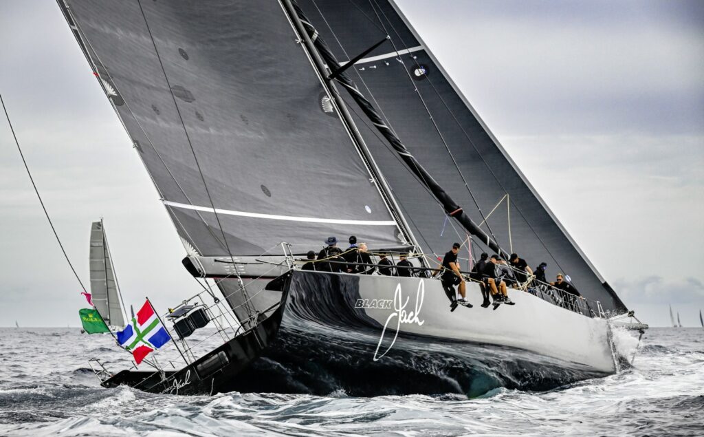 Floraison de performances pour le Y.C.M. 3 BLACK JACK 100, Sail No: 525100, LOA: 30.48, Design: Reichel/Pugh 30.5, 2005, Skippers: Tristan Le Brun & Jelmer Van Beek, Owner: Remon Vos, Country: Monaco 46th Rolex Middle Sea Race start