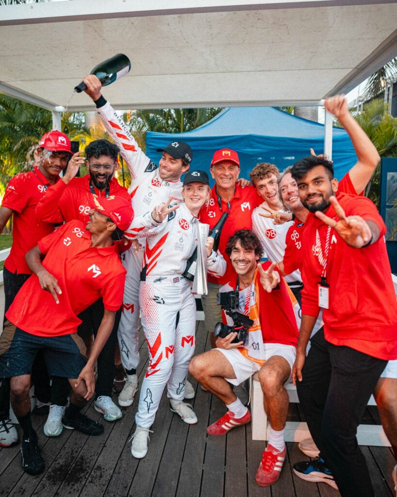 Premier podium pour E1 Team Monaco qui termine 2e du E1 Luanda GP au terme d’un week-end mouvementé en Angola. Pour leur cinquième rendez-vous seulement dans le championnat, Maxime Nocher, membre du Yacht Club de Monaco, et Oban Duncan ont dû composer avec un RaceBird endommagé, réparé en urgence, avant de revenir dans la course. Une 2e place qui permet à l’écurie monégasque de gagner trois rangs au classement général, passant de la 9e à la 6e place.