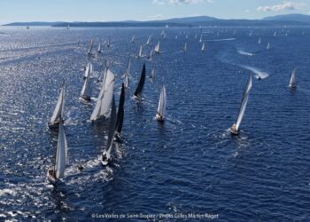 Sur le plan d’eau des classiques, le spectacle était ailleurs, mais l’intensité la même. En Big Boat, Mark Dixon (Elena of London) a signé une belle deuxième place, derrière Cambria. Une semaine menée tambour battant, où la goélette a retrouvé sa superbe. Argynne III s’impose en Classique Marconi A après une régate exemplaire, tandis que Angelo Mazzarella (Carron II) prend la 6e place Epoque Marconi A. En Grand Tradition, Carlo Falcone et Mariella accrochent la 6e place, toujours fidèles à leur style sobre et efficace. Enfin, Kostia Belkin hisse le plan Fife Viola sur le podium en Époque Aurique A, à la 3e place, confirmant une saison remarquable pour le voilier centenaire.