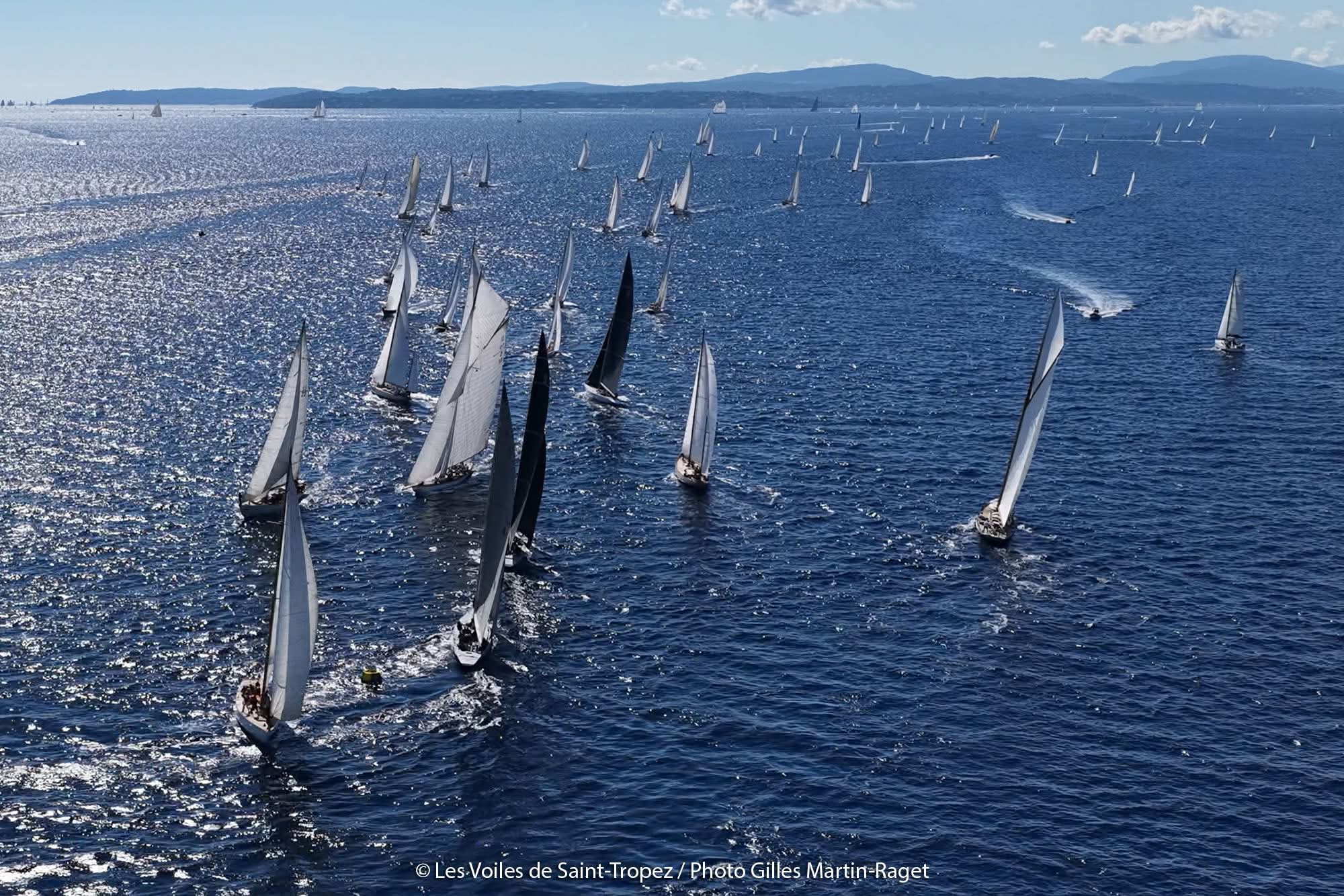 Sur le plan d’eau des classiques, le spectacle était ailleurs, mais l’intensité la même. En Big Boat, Mark Dixon (Elena of London) a signé une belle deuxième place, derrière Cambria. Une semaine menée tambour battant, où la goélette a retrouvé sa superbe. Argynne III s’impose en Classique Marconi A après une régate exemplaire, tandis que Angelo Mazzarella (Carron II) prend la 6e place Epoque Marconi A. En Grand Tradition, Carlo Falcone et Mariella accrochent la 6e place, toujours fidèles à leur style sobre et efficace. Enfin, Kostia Belkin hisse le plan Fife Viola sur le podium en Époque Aurique A, à la 3e place, confirmant une saison remarquable pour le voilier centenaire.