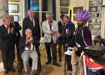 Samedi 6 décembre 2025. La mise à l’honneur de Viola du Y.C.M. a marqué la traditionnelle Soirée du Yachting Classique organisée au Yacht Club de France, un rendez-vous où armateurs, équipages et passionnés se retrouvent pour célébrer le patrimoine maritime. Moment fort de la soirée, la remise du Neptune de la Voile Classique 2025, trophée consacrant l’excellence dans la préservation, la restauration et la performance des voiliers d’époque, a consacré Viola, superbe cotre aurique de 1908 appartenant à Kostia Belkin, membre du Yacht Club de Monaco.